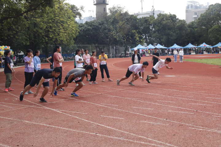 网站首页 学生工作 学工动态 正文 100米短跑比赛是速度上的比拼,极大